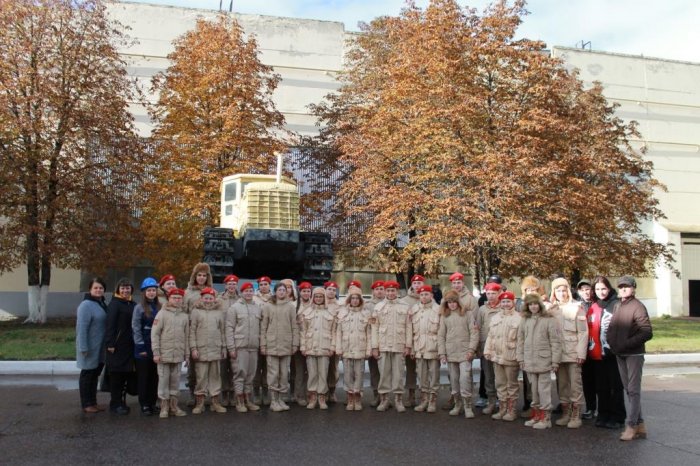 Юнармейцам отряда «Пересвет» показали производство спецтехники Брянского автомобильного завода
