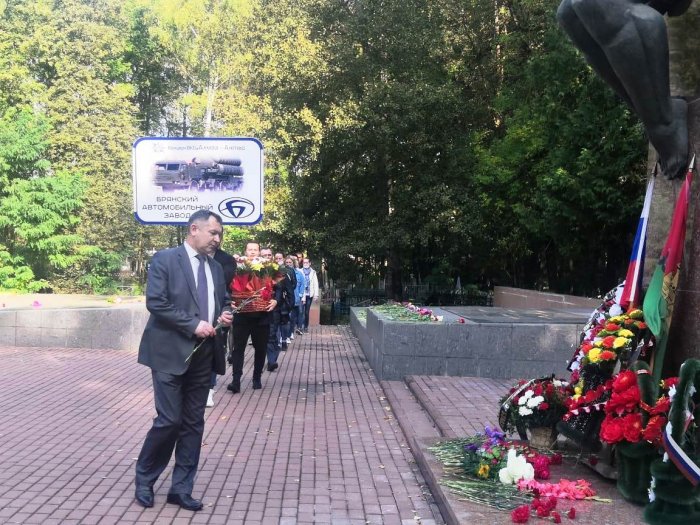 Сотрудники БАЗа почтили память воинов, погибших при освобождении Брянска