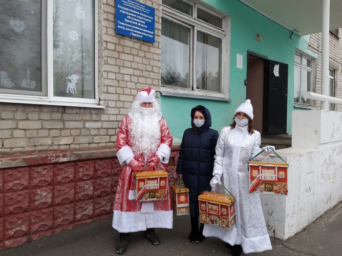 Волонтеры Брянского автомобильного завода вручили детям новогодние подарки